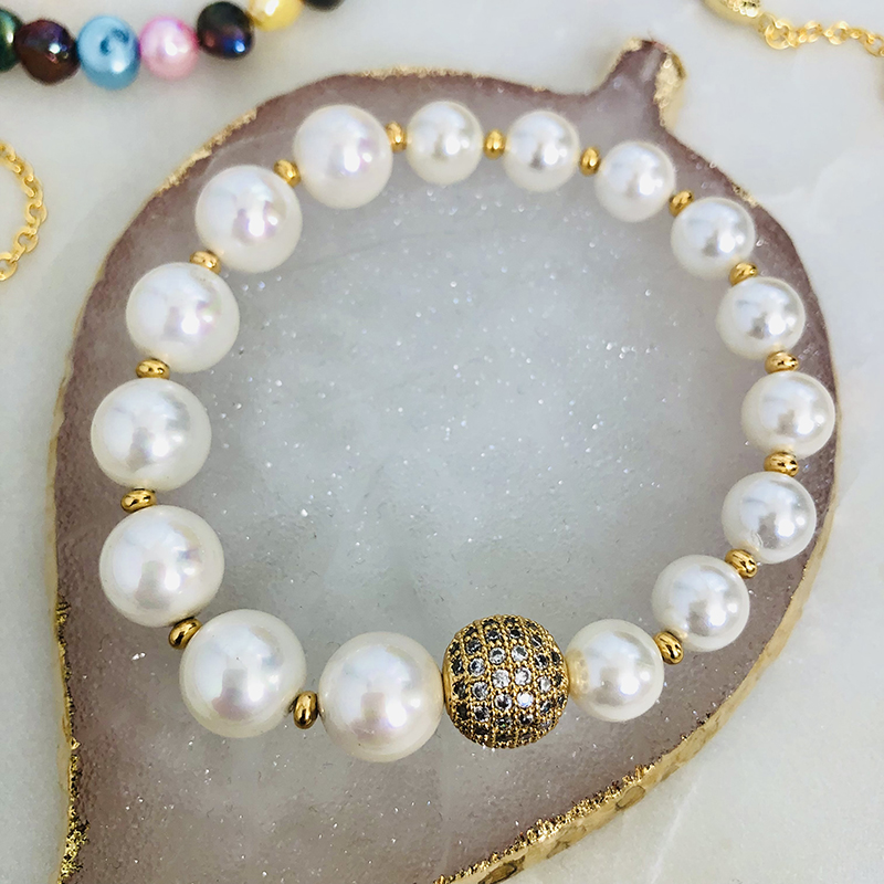 Smukt armbånd med store shell pearls og rhinsten - perfekt til bryllup