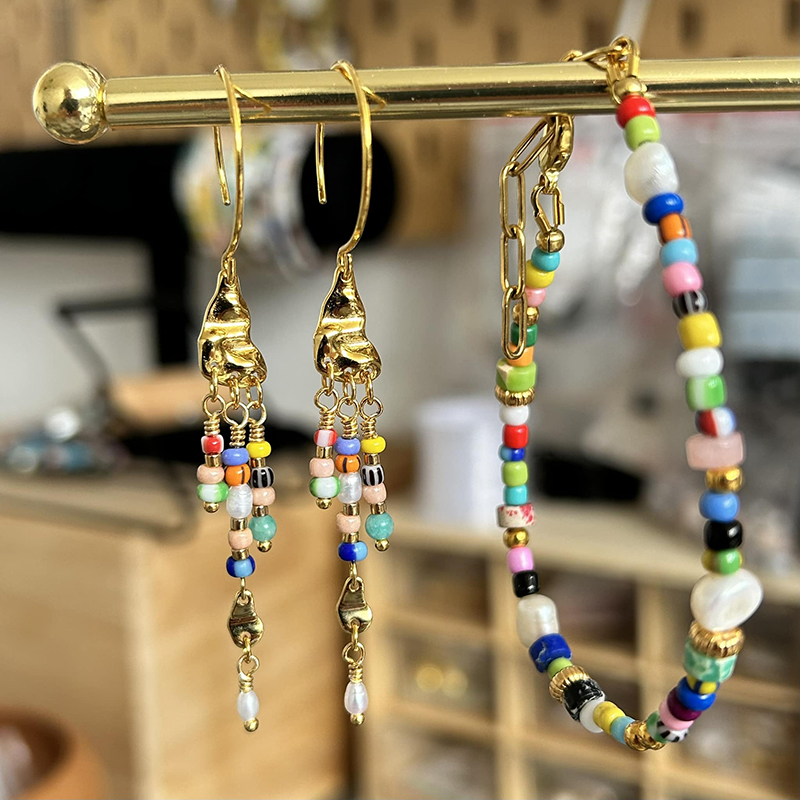 Håndlavede, lange, farverige øreringe med masser af perler