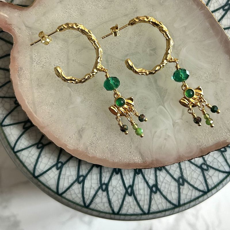 Håndlavet øreringe, halv creoler, med grønne perler